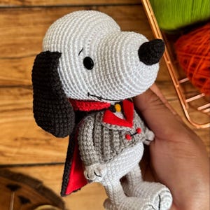 Snoopy Dracula Virkmönster PDF, Halloween Amigurumi Hund, Söt Snoopy Dockhandledning, Virkmönster för Plyschleksak