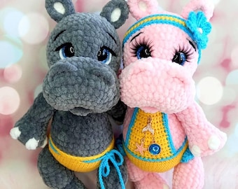 Adorables instrucciones para patrones de amigurumi de hipopótamo de peluche con detalles intrincados para crear ropa y accesorios de peluche.