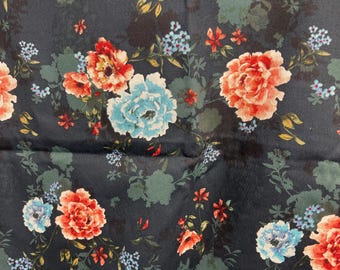 Grand imprimé floral bleu clair et fleurs corail-orange sur fond bleu foncé, poids de la toile plus léger.