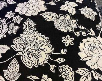 Jardin en tissu floral de poids moyen : chaises d'extérieur, oreillers, jardin complet exclusif de JoAnn !