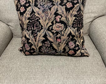 Belle taie d'oreiller en chenille fabriquée à partir d'un motif floral chaleureux.