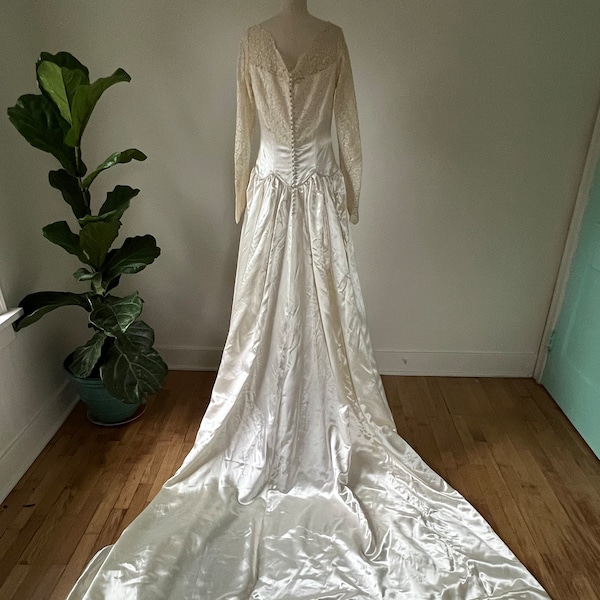 1950er Jahre Hochzeitskleid, Satin und Spitze, langes Schleppenkleid mit niedriger Taille, Größe M, VFG