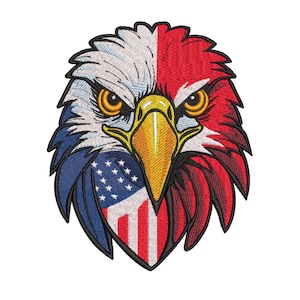 Op de afbeelding: Geborduurde patch met een adelaarskop met een patriottisch ontwerp. De kop van de adelaar is verdeeld in secties met de kleuren van de Amerikaanse vlag: rood, wit en blauw. De adelaar heeft gele ogen en een gele snavel. De patch is voor kleding of accessoires.