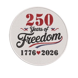 Op de afbeelding: Ronde geborduurde patch met de tekst "250 Years of Freedom" in zwart script, met het nummer "250" in rood. Het ontwerp bevat rode, witte en blauwe accenten en de jaartallen "1776" en "2026". De patch heeft een witte achtergrond.