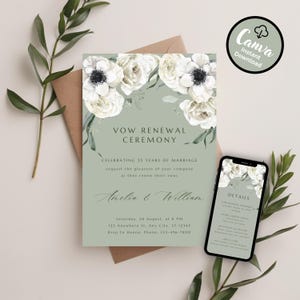 Puede incluir: Una invitación a la ceremonia de renovación de votos con un diseño floral. La invitación es verde salvia con flores blancas y vegetación. El texto dice "Ceremonia de renovación de votos" e incluye detalles del evento. Un smartphone muestra los detalles.