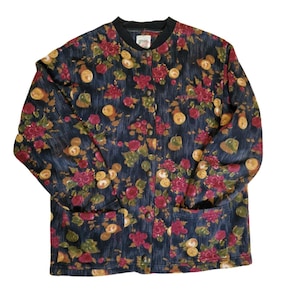 Peut inclure: Veste boutonnée bleu marine à motifs floraux. Le motif floral comprend des roses rouges, des feuilles vertes et des formes de fruits jaunes. La veste a un col noir et deux poches avant.