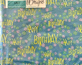 Könnte beinhalten: Vintage Geschenkpapier mit türkisblauem Hintergrund, gelbem "Happy Birthday" Text und kleinen rosa und grünen Blumenakzenten. Die Verpackung enthält ein Dennison-Etikett mit dem Text "Gift Wraps". Jedes Blatt misst 66 x 51 cm.