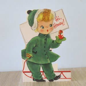 Vintage Punze Mid Century Weihnachtskarte Süßes kleines Mädchen mit Schlitten und Vogel Mit Ohren muffs