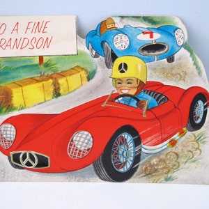 Vintage verjaardagswenskaart jongen in raceauto
