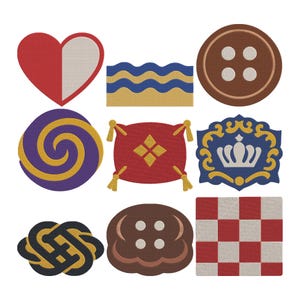 Può includere: Una collezione di nove toppe ricamate in varie forme e design. Include un cuore rosso, un motivo ondulato blu e giallo, un bottone marrone, una spirale viola, un cuscino rosso con accenti dorati, uno stemma blu con una corona, un nodo nero e oro, un bottone marrone e una scacchiera rossa e bianca.