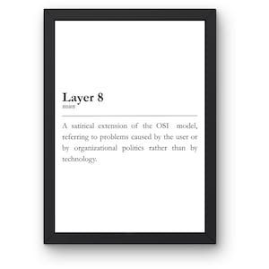 Pode incluir: Uma impressão emoldurada com uma moldura preta. A impressão apresenta o texto "Layer 8" em negrito, seguido por uma definição. A definição descreve "Layer 8" como uma extensão satírica do modelo OSI, referindo-se a problemas causados pelo utilizador.