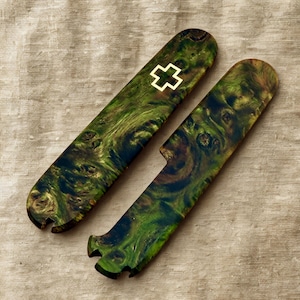 Peut inclure: Ensemble de deux pièces de plaquettes de couteau en bois vert et marron. L'une des plaquettes présente un emblème de croix dorée. Le grain du bois présente un motif tourbillonnant. Les plaquettes sont conçues pour s'adapter à un couteau de poche.