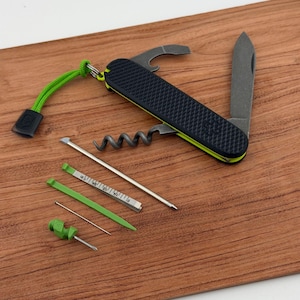 Báscula de camarero Victorinox personalizada / Báscula G10 negra / Revestimientos G10 verdes