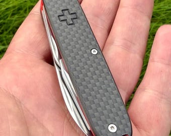 Victorinox Electrician 93 mm personalizzato / Guancette in fibra di carbonio, fodere in G10 rosso, pinzette e stuzzicadenti / Coltellino svizzero fatto a mano
