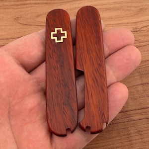 Cachas personalizadas de palisandro Victorinox de 91 mm con logotipo incrustado en latón.