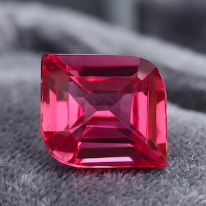 Rubino rosso sfaccettato a taglio fantasia da 14 x 10 mm / Pietra a losanga con taglio a gradini per anello di fidanzamento personalizzato, ciondolo solitario e design di gioielli