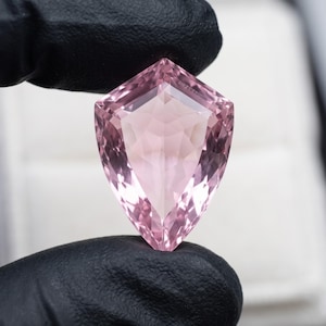Rosa morganit 25 x 17 mm drakeformad lös fasetterad ädelsten för solitairehänge och ringdesign, stor rosa beryllkristall för juvelerare