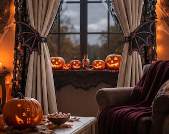 Puede incluir: Cortinas beige con borde de encaje negro y alzapaños en forma de murciélago enmarcan una ventana. Una mesa de madera sostiene una linterna de calabaza tallada y un cuenco de dulces. Una manta roja oscura cubre una silla junto a la ventana.