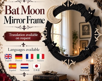 Puede incluir: Un espejo redondo con un marco de ganchillo negro decorado con una luna creciente de color crema, tres murciélagos de ganchillo negro y detalles de cuentas blancas. El texto "Bat Moon Mirror Frame" aparece a la izquierda.