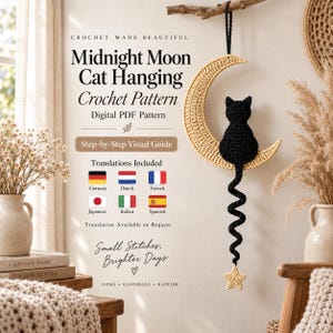 Pode incluir: Um padrão de crochê em PDF digital intitulado Midnight Moon Cat Hanging. O texto inclui Crochet Made Beautiful, Step-by-Step Visual Guide e Small Stitches, Brighter Days. A imagem mostra um gato preto de crochê sentado em uma lua crescente bege.