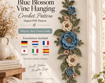 Könnte beinhalten: Eine digitale PDF-Häkelanleitung mit dem Titel Blue Blossom Vine Hanging. Das Design zeigt eine vertikale Anordnung von gehäkelten blauen und cremefarbenen Blumen mit grünen Blättern. Der Text enthält Step-by-Step Visual Guide und Small Stitches.