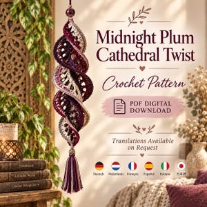 Peut inclure: Un ornement suspendu en crochet en forme de spirale avec un dégradé de fils prune foncé, bordeaux et crème. La pièce est surmontée d'une perle foncée et terminée par un pompon assorti. Le texte indique : Midnight Plum Cathedral Twist Crochet Pattern.