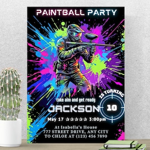 Può includere: Un invito a una festa di paintball nero con uno schema di colori al neon. Il design presenta un giocatore di paintball che mira con una pistola, circondato da schizzi di vernice colorati. Il testo include il nome "JACKSON", la data, l'ora e l'indirizzo.