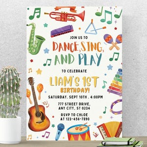 Puede incluir: Una colorida invitación de cumpleaños con instrumentos musicales y el texto "Dance, Sing, and Play". La invitación incluye una guitarra, un saxofón, una trompeta y maracas. El texto dice "Liam's 1st Birthday!"