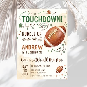 Puede incluir: Invitación de cumpleaños con temática de fútbol con ilustraciones en acuarela. La invitación presenta un balón de fútbol, diagramas de juego y el texto "TOUCHDOWN!" y "¡ANDREW CUMPLE 3!". Fondo beige claro.
