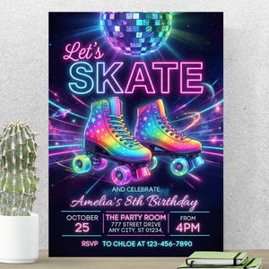以下が含まれることがあります： ネオンで「Let's Skate」の文字が入った、鮮やかなパーティー招待状。虹色のローラースケートが2つ描かれています。アメリアの8歳の誕生日パーティーの招待状で、日付、時間、場所が記載されています。