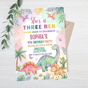Op de afbeelding: Een kleurrijke verjaardagsuitnodiging met een dinosaurus thema. De uitnodiging bevat de tekst "She's a THREE REX" en "SOPHIA'S 4TH BIRTHDAY PARTY!" met illustraties van dinosaurussen, palmbomen en een zon. De uitnodiging staat op een witte achtergrond.