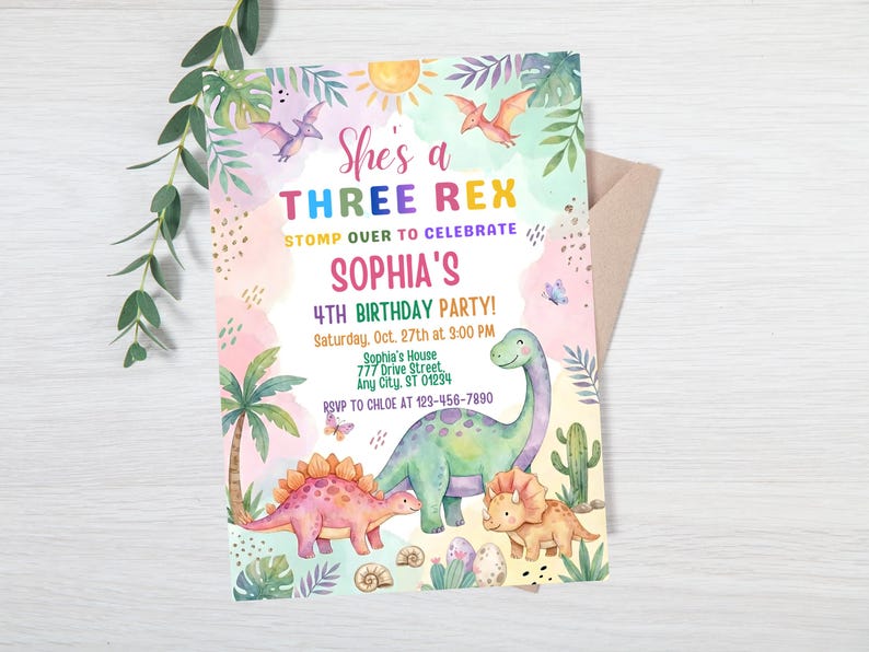 Op de afbeelding: Een kleurrijke verjaardagsuitnodiging met een dinosaurus thema. De uitnodiging bevat de tekst "She's a THREE REX" en "SOPHIA'S 4TH BIRTHDAY PARTY!" met illustraties van dinosaurussen, palmbomen en een zon. De uitnodiging staat op een witte achtergrond.