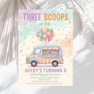 以下が含まれることがあります： パステルカラーの誕生日招待状。「THREE SCOOPS of fun」の文字。風船と「AVERY'S TURNING 3」の文字が入ったアイスクリームトラックが特徴です。招待状にはイベントの詳細が含まれています。