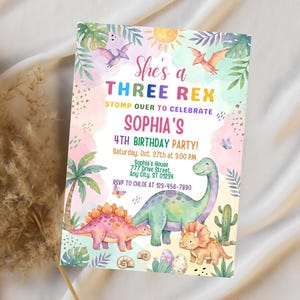Op de afbeelding: Een kleurrijke verjaardagsuitnodiging met een dinosaurus thema. De uitnodiging luidt "She's a Three Rex" en kondigt Sophia's 4e verjaardagsfeestje aan. Het ontwerp bevat illustraties van dinosaurussen, palmbomen en een zon.
