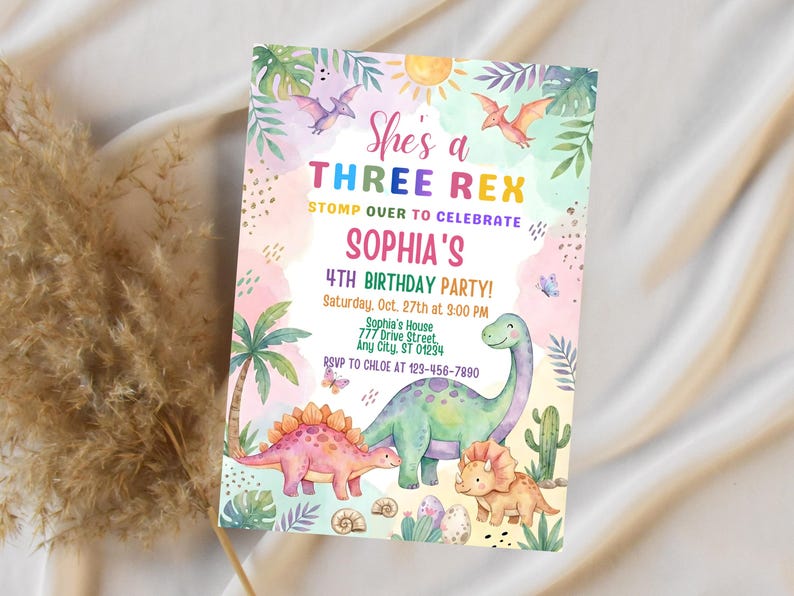 Op de afbeelding: Een kleurrijke verjaardagsuitnodiging met een dinosaurus thema. De uitnodiging luidt "She's a Three Rex" en kondigt Sophia's 4e verjaardagsfeestje aan. Het ontwerp bevat illustraties van dinosaurussen, palmbomen en een zon.