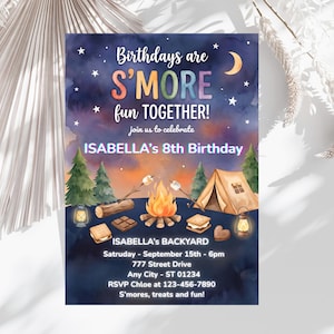 Könnte beinhalten: Eine Aquarell-Einladung zum 8. Geburtstag von Isabella mit Camping-Motiv. Das Design umfasst ein Lagerfeuer, ein Zelt, Bäume und den Text "Birthdays are S'MORE fun TOGETHER!" mit Veranstaltungsdetails.