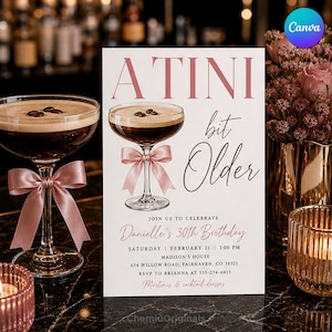 Op de afbeelding: Een witte verjaardagsuitnodiging met de tekst A TINI bit Older en een illustratie van een martiniglas met een roze strik. De kaart bevat details voor de 30e verjaardag van Danielle op zaterdag 21 februari om 15:00 uur bij Madison thuis.