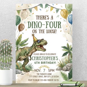 Può includere: Un invito di compleanno in stile acquerello a tema dinosauri. L'invito presenta un dinosauro verde con occhiali da sole e un cappello da festa, con il testo "THERE'S A DINO-FOUR ON THE LOOSE!" e i dettagli dell'evento.