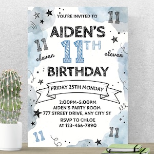 Op de afbeelding: Een verjaardagsfeestuitnodiging met de tekst "Je bent uitgenodigd voor Aiden's 11e verjaardag". Het ontwerp bevat blauwe aquarelelementen, sterren en het nummer 11 in verschillende stijlen. De uitnodiging bevat feestdetails.