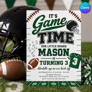 Może przedstawiać: Prostokątne zaproszenie na przyjęcie z motywem futbolu amerykańskiego. Tekst zawiera napis IT'S GAME TIME, OUR LITTLE ROOKIE MASON IS TURNING 3, HUDDLE UP AS WE KICK OFF oraz szczegóły wydarzenia, datę 24 września o 14:00 i miejsce spotkania.