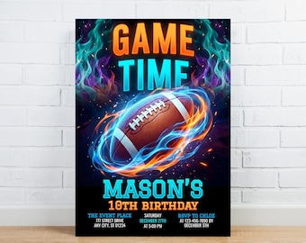 Puede incluir: Un póster vibrante con las palabras "GAME TIME" en naranja y azul, con un balón de fútbol envuelto en llamas. Debajo, se lee "MASON'S 10TH BIRTHDAY" con detalles del evento.