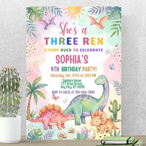 Op de afbeelding: Een kleurrijke verjaardagsuitnodiging met de tekst "She's a THREE REX" en "SOPHIA'S 4TH BIRTHDAY PARTY!". Het ontwerp toont aquarel dinosaurussen, palmbomen en vlinders. De uitnodiging bevat feestdetails.