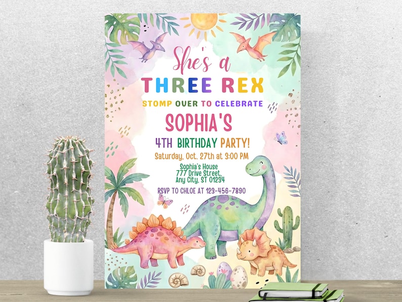 Op de afbeelding: Een kleurrijke verjaardagsuitnodiging met de tekst "She's a THREE REX" en "SOPHIA'S 4TH BIRTHDAY PARTY!". Het ontwerp toont aquarel dinosaurussen, palmbomen en vlinders. De uitnodiging bevat feestdetails.