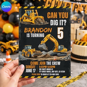Puede incluir: Una tarjeta de invitación de cumpleaños rectangular con vehículos de construcción amarillos, incluyendo una excavadora y un bulldozer, sobre un fondo negro con franjas de precaución amarillas. El texto dice: CAN YOU DIG IT? BRANDON IS TURNING 5. COME JOIN THE CREW.