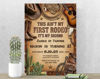 Può includere: Un invito a tema rodeo con il testo "This ain't my first rodeo, it's my second." Il design include un cappello da cowboy, stivali, una chitarra e un teschio di toro. L'invito è per il 2° compleanno di Mason, in programma il 19 giugno 2025.
