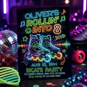 Peut inclure: Une invitation rectangulaire noire avec des graphismes style néon représentant deux rollers en ligne, des notes de musique, des étoiles et une onde sonore. Le texte indique : OLIVER'S ROLLIN' INTO 8, AUG 25, 5PM, SKATE PARTY, 777 STREET DRIVE, ANY CITY, ST 01234, RSVP CHLOE AT 123-456-7890.