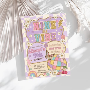 Peut inclure: Une invitation colorée avec le texte "NINE is a VIBE" dans une police rétro. L'invitation comprend le texte "Alison's 9th Birthday", un papillon, une boule disco et d'autres éléments décoratifs. Le fond a un motif à carreaux.