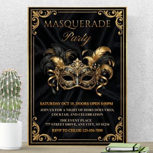 Może przedstawiać: Oprawione zaproszenie na bal maskowy. Projekt przedstawia złotą i czarną maskę z piórami na czarnym tle. Tekst brzmi "MASQUERADE Party" i zawiera szczegóły wydarzenia, takie jak data, godzina i informacje RSVP.
