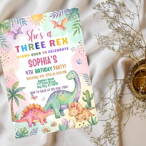 Op de afbeelding: Een kleurrijke uitnodiging voor een 4e verjaardag met een dinosaurus thema. De tekst luidt "She's a Three Rex" en "Sophia's 4th Birthday Party!" met details. Het ontwerp bevat illustraties van dinosaurussen, palmbomen en een zon.