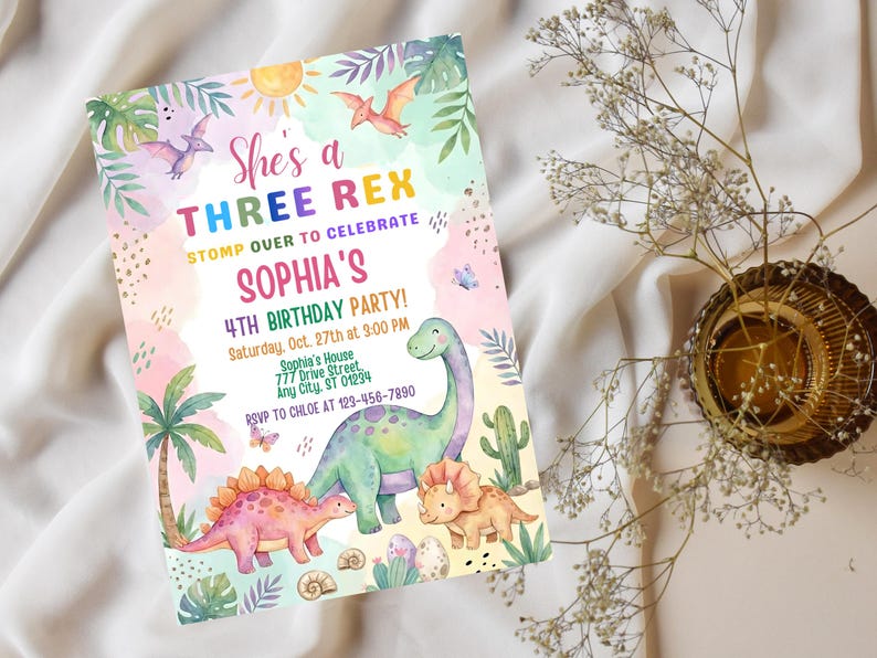 Op de afbeelding: Een kleurrijke uitnodiging voor een 4e verjaardag met een dinosaurus thema. De tekst luidt "She's a Three Rex" en "Sophia's 4th Birthday Party!" met details. Het ontwerp bevat illustraties van dinosaurussen, palmbomen en een zon.